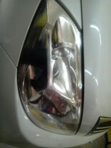 ヘッドライトの黄ばみやクスミを除去！！